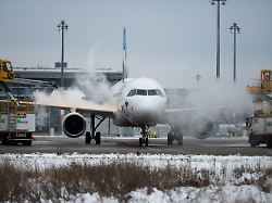am flughafen berlin brandenburg ber wird ein flugzeug der airline eurowings auf einer enteisungsflaeche enteist