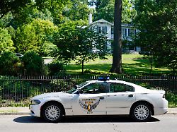 am haus von jd vance in cincinnati stehen im sommer 2024 sicherheitsfahrzeuge bereit