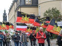 anhaenger der sogenannten reichsbuerger szene versammeln sich auf dem platz der demokratie zu einem bundesweiten treffen anschliessend ziehen die teilnehmer durch die innenstadt