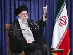 auf diesem foto das von der offiziellen website des bueros des obersten fuehrers des iran veroeffentlicht wurde spricht der oberste fuehrer ajatollah ali chamenei bei einem treffen mit justizbeamten