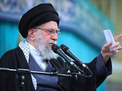 auf diesem foto das von der offiziellen website des bueros des iranischen obersten fuehrers veroeffentlicht wurde spricht ajatollah ali chamenei l oberster fuehrer des iran in einer sitzung in teheran