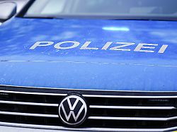 aufschrift polizei auf polizeiauto symbolfoto blaulicht 10 01