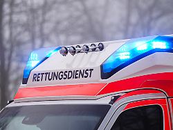 aufschrift rettungsdienst auf rettungswagen mit blaulicht symbolfoto blaulicht 11 01