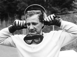 autorennfahrer hans herrmann mit helm handschuhen und pilotenbrille