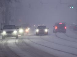 autos fahren bei schneefall auf der leipziger strasse entlang sturmtief elli sorgt bundesweit fuer beeintraechtigungen