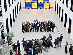 baerbel bas spd bundesministerin fuer arbeit und soziales steht waehrend der uebergabe des berichts der kommission zur sozialstaatsreform mit den kommissionsmitgliedern im arbeitsministerium