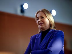 baerbel bas spd bundesministerin fuer arbeit und soziales und spd parteivorsitzende nimmt an der sitzung des bundeskabinetts im bundeskanzleramt teil