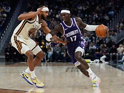 basketball nba golden state warriors sacramento kings sacramento kings guard dennis schroeder r bewegt den ball waehrend golden state warriors guard moses moody verteidigt