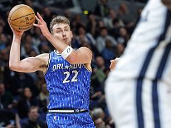 basketball nba orlando magic memphis grizzlies hauptrunde hauptrunde partien 85 spieltag franz wagner orlando magic wirft seinem mitspieler den ball zu