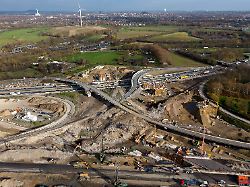 baustelle am autobahnkreuz kaiserberg in nordrhein westfale rueckbau von verbindungsbruecken sperrung der a 3 drohnen foto luftaufnahme in duisburg deutschland am 13 11