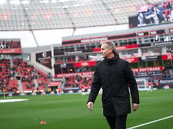 bayer trainer kasper hjulmand laesst nicht nur die torwartfrage vor dem pokalspiel offen