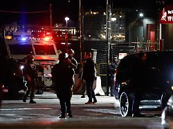 beamte warten vor dem hubschrauberlandeplatz in der west 30th street auf die ankunft des gefangenen venezolanischen praesidenten maduro