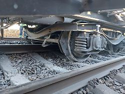 beim bahnunfall am silvester nachmittag bei raubling entgleiste ein waggon eines gefahrguttransports es kam zu keinem gefahrgutaustritt