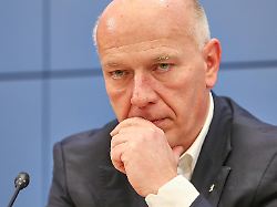 berlin deutschland rotes rathaus pressekonferenz des berliner senats zum stromausfall in berlin kai wegner cdu