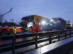 beschaedigte fahrzeuge stehen auf der fahrbahn nach einer durch glaette ausgeloesten unfallserie mit mehreren toten und vielen verletzten auf der a44