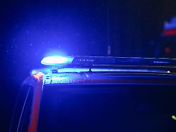 blaulicht auf rettungswagen symbolfoto blaulicht 19 12