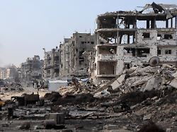 blick auf haeuser die durch die israelische luft und bodenoffensive zerstoert wurden