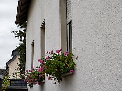 blick auf das haus im sauerlaendischen attendorn in dem ein achtjaehriges maedchen fast sein gesamtes leben lang festgehalten worden sein soll