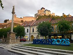 blick auf die mariensaeule aus dem jahr 1712 mit der mittelalterlichen burganlage im hintergrund im slowakischen trencin trencin das neben dem finnischen oulu kulturhauptstadt europas 2026 ist