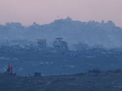 blick auf die truemmer zerstoerter haeuser in gaza aufnahme von einem huegel auf der israelischen seite