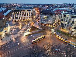 blick auf die hell erleuchteten gebaeude am willy brandt platz