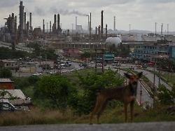 blick aus dem viertel el faro auf die raffinerie el palito der venezolanischen staatlichen erdoelgesellschaft pdvsa