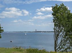 blick von schilcksee kiel auf marine ehrenmal laboe kieler foerde schleswig holstein deutschland