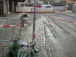 blumen am ort des feuer infernos in crans montana in der schweiz