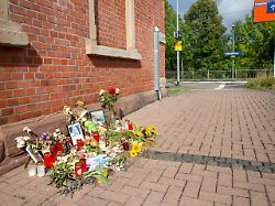 blumen an gedenkplatz fuer durch asylant zu tode gekommene 16 jaehrige ukrainerin am bahnhof friedland