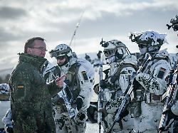 boris pistorius spd bundesminister der verteidigung besucht die gebirgsjaeger der bundeswehr bei der nato uebung nordic response 2024