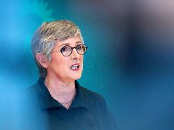 britta hasselmann bei einem pressestatement zur fraktionssitzung der buendnis 90 die gruenen bundestagsfraktion im reichstagsgebaeude berlin 11 11