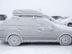 brrr saukalt mit eiskratzer und sorgfaeltiger vorbereitung sorgt man auch in solchen faellen fuer freie sicht und damit sicherheit auf winterlichen strassen 1