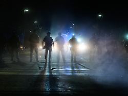 bundesbeamte der einwanderungsbehoerde sind vor dem bishop whipple federal building zu sehen nachdem traenengas eingesetzt wurde