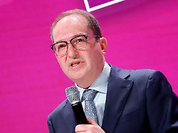 bundesinnenminister alexander dobrindt csu auf der jahrestagung 2026 des dbb beamtenbund und tarifunion in der koelnmesse koeln 12 01