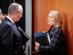 bundeskanzler friedrich merz cdu und baerbel bas spd bundesministerin fuer arbeit und soziales und spd parteivorsitzende unterhalten sich vor der sitzung des bundeskabinetts im bundeskanzleramt