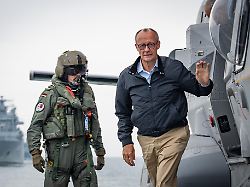 bundeskanzler friedrich merz landet mit einem mehrzweckhubschrauber nh 90 nth sea lion der bundesmarine auf der fregatte bayern