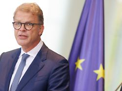 christian sewing vorstandsvorsitzender der deutsche bank gibt ein statement ab beim investitionsgipfel made for germany im bundeskanzleramt