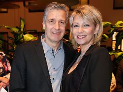 claudia jung und mann hans singer kommen zu dem smago award 2020 im hotel moa auf