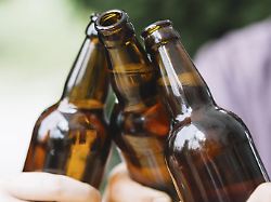 close up freunde klirrende braune bierflaschen