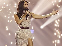 conchita wurst in der tv show schlagerbooom 2025 alles funkelt alles glitzert in der dortmunder westfalenhalle dortmund 18 10