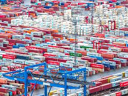 container liegen im hafen aufnahme mit einer drohne