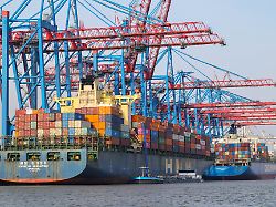 containerschiffe werden am containerterminal tollerort der hamburger hafen und logistik ag hhla be und entladen