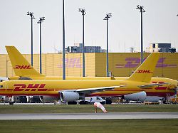 dhl frachtmaschinen am dhl air hub dem luftfrachtzentrum auf dem flughafen leipzig halle