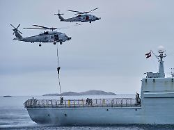 daenische streitkraefte nehmen an einer uebung mit hunderten von soldaten aus mehreren europaeischen nato mitgliedsstaaten im arktischen ozean vor nuuk teil