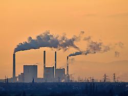 das grosskraftwerk gkm in mannheim hier wird aus kohle strom und fernwaerme erzeugt in zeiten des klimawandels und der geforderten energiewende eine umstrittene weise strom zu generieren