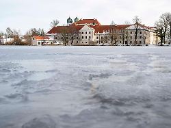 das kloster seeon ist zum auftakt der winterklausur der csu landesgruppe im bundestag hinter dem zugefrorenen see zu sehen die tagung findet drei tage statt