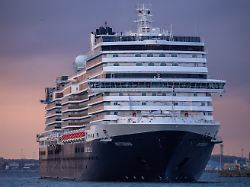 das kreuzfahrtschiff rotterdam der holland america line faehrt am morgen von der ostsee kommend zum kreuzfahrtterminal in warnemuende