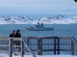 das militaerschiff hdms ejnar mikkelsen der koeniglich daenischen marine patrouilliert in der naehe von nuuk