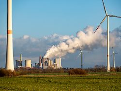 das rwe braunkohlekraftwerk neurath windpark rheinisches braunkohlerevier nrw deutschland