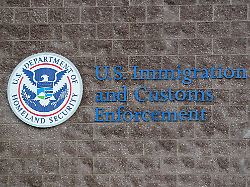 das siegel des united states department of homeland security ist auf der aussenseite eines verwaltungsbueros und bearbeitungszentrums der us einwanderungs und zollbehoerde ice zu sehen